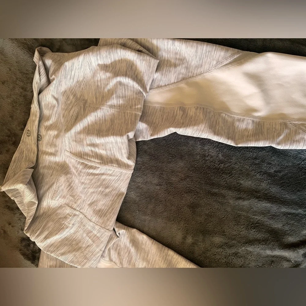 double logo Lululemon Wunder Under Crop II Scallop Luxtreme size 8